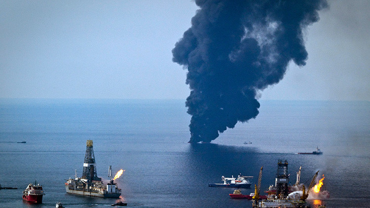 Se registra un incendio en una plataforma petrolera en el golfo de México