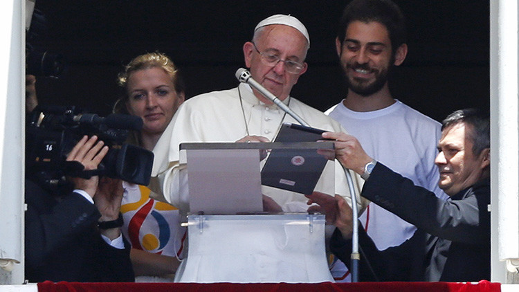 FOTO: Descubren al papa Francisco 'siguiendo los consejos' de Snowden