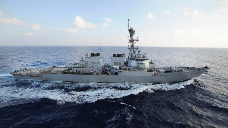 EE.UU. abre fuego de advertencia contra barcos iraníes en el golfo Pérsico