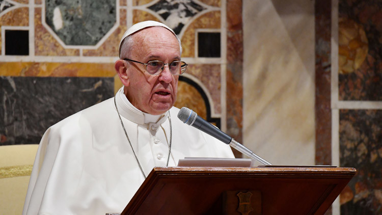 El papa condena el caso de una mujer que abortó para mantener su figura