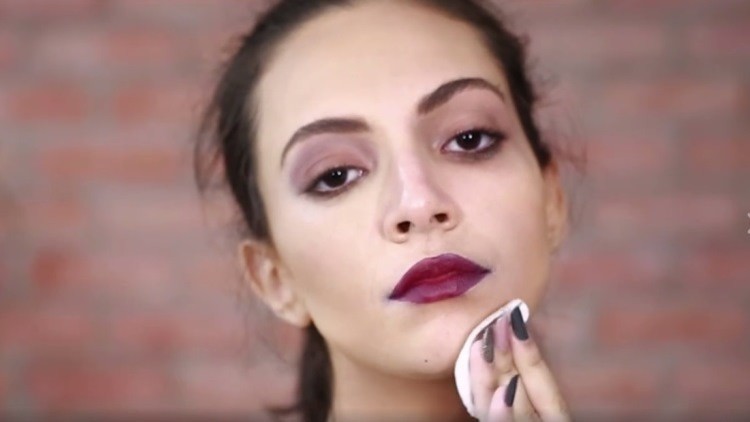Una bloguera revela la terrible 'cara oculta' bajo su maquillaje