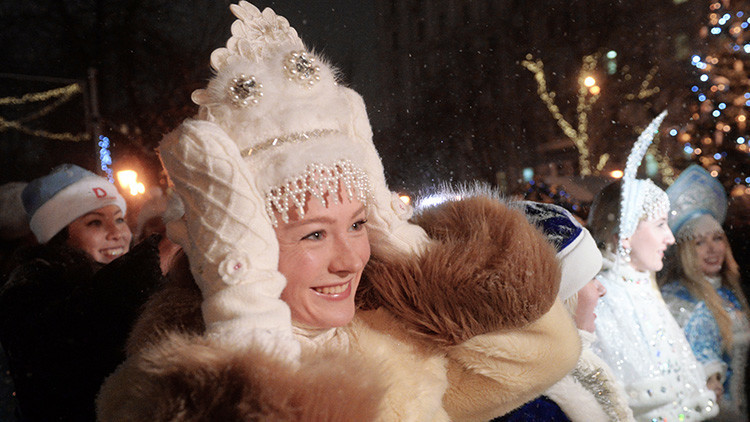 FOTOS: Las bellas nietas del 'Papá Noel ruso' desfilan por el centro de Moscú