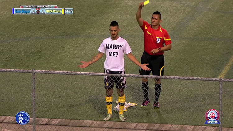 VIDEO: Un futbolista le pide la mano a su novia en pleno partido y recibe una tarjeta amarilla 
