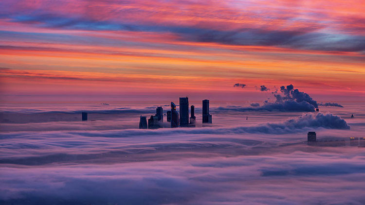 Moscú entre nubes: Un fenómeno natural único permite capturar imágenes insólitas de la capital rusa