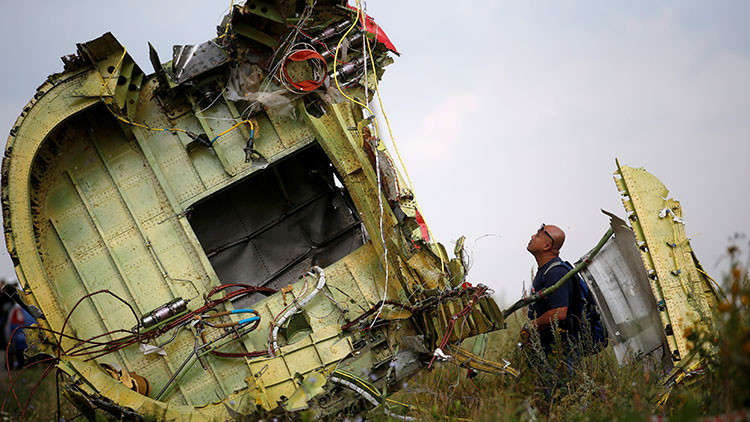 Hallan restos de una víctima del vuelo MH17 entre las pertenencias de dos periodistas neerlandeses