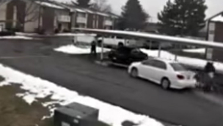 VIDEO: El momento en que un delincuente roba un auto con dos niños dentro en EE.UU.