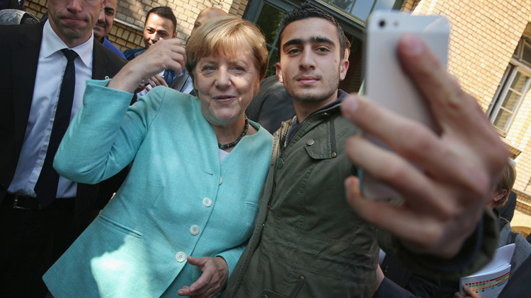 Un refugiado que se tomó un selfi con Merkel demanda a Facebook por "difamación"