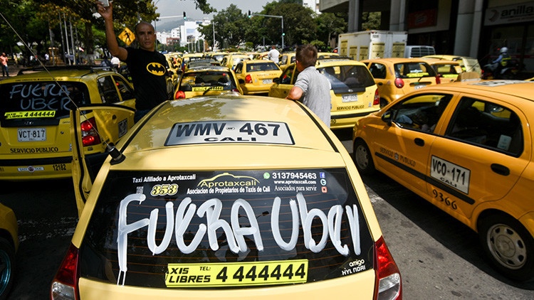 Taxistas en Colombia persiguen y queman un carro de Uber en Bogotá (foto)