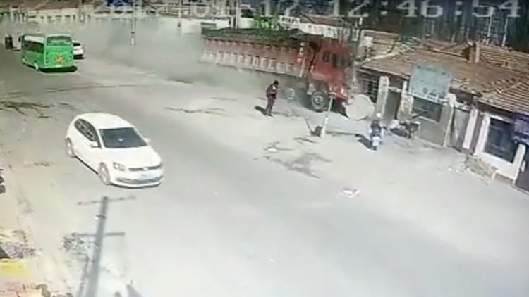 Impactante video: Un camión 'se traga' letalmente una hilera de casas