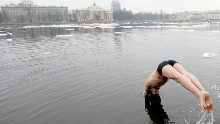 Hoy los ortodoxos rusos se bañan en agua helada ¿Por qué lo hacen?