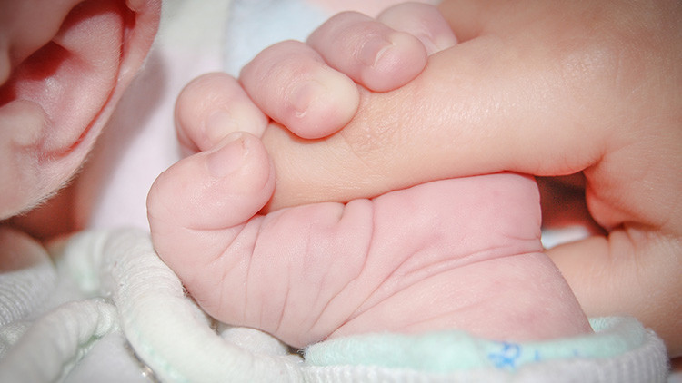 Nace el primer bebé de tres padres de una pareja infértil
