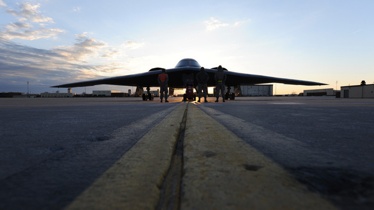 Bombarderos estadounidenses B-2 atacan campamentos del Estado Islámico en Libia