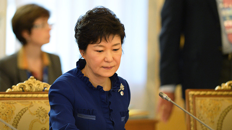 Un exsecretario asegura que la presidenta de Corea del Sur usó móviles ajenos pese a ser ilegal