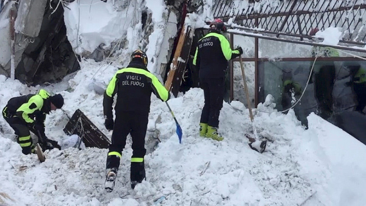 Hallan 11 sobrevivientes bajo los escombros del hotel cubierto por el alud en Italia