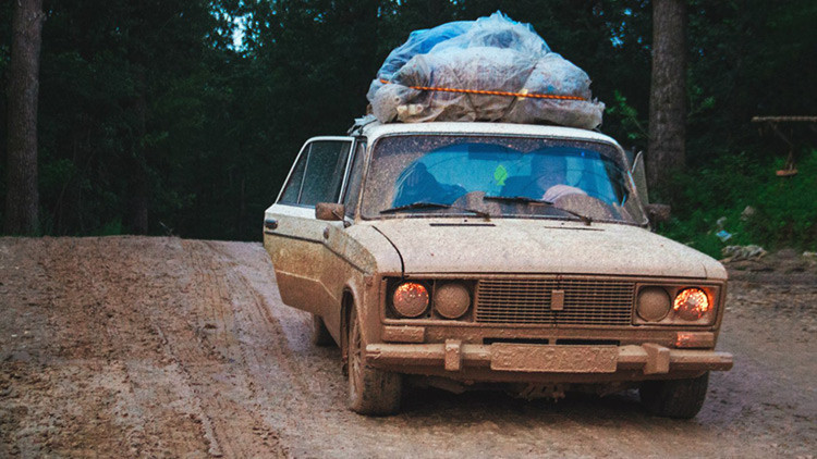 Cuatro siberianos viajan a África en un viejo coche (FOTOS)