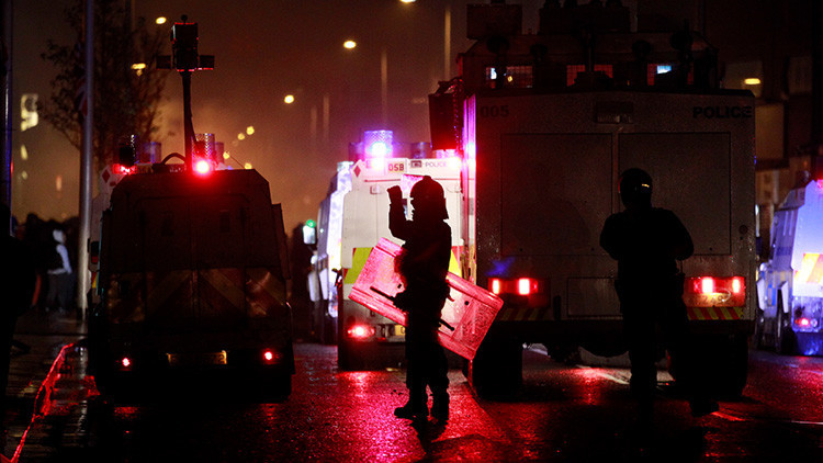 "Un vil acto de terrorismo": Hieren de bala a un policía británico en Belfast