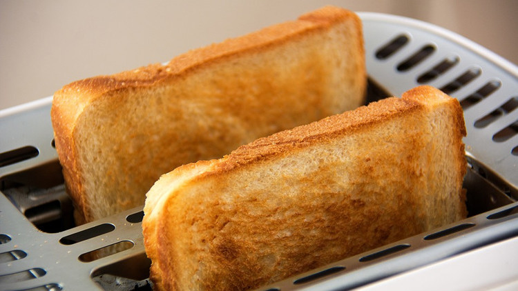 Científicos: Freír o tostar demasiado las patatas y el pan puede causar cáncer