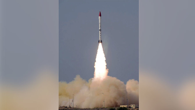 Pakistán prueba con éxito su primer misil balístico con capacidad nuclear (VIDEO)