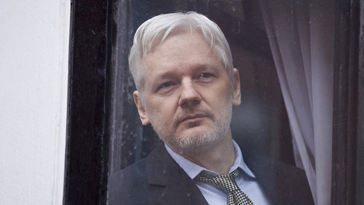 "¡No soy idiota!": Assange se enoja al preguntársele por su promesa de aceptar extradición a EE.UU.