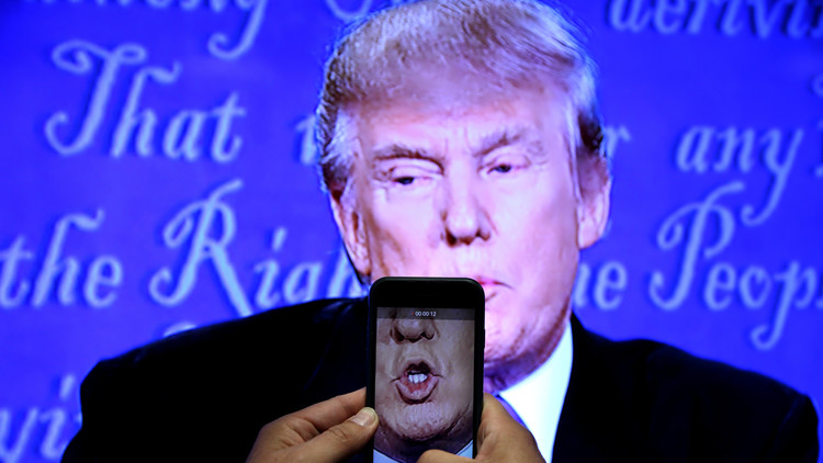 ¿Qué teléfono usa el presidente?: Trump prefiere utilizar su "viejo e inseguro" dispositivo móvil