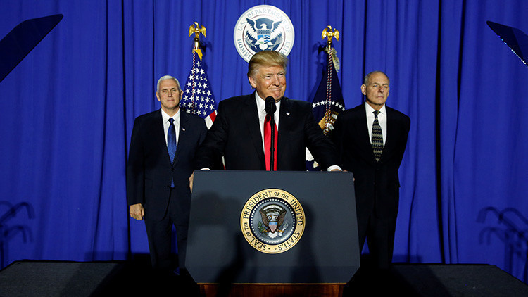 La primera semana de Trump: Malas noticias para los mexicanos, el TPP y los inmigrantes musulmanes