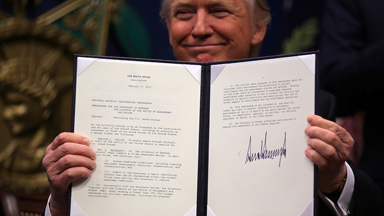 Grafóloga explica qué dice la firma de Donald Trump sobre su personalidad