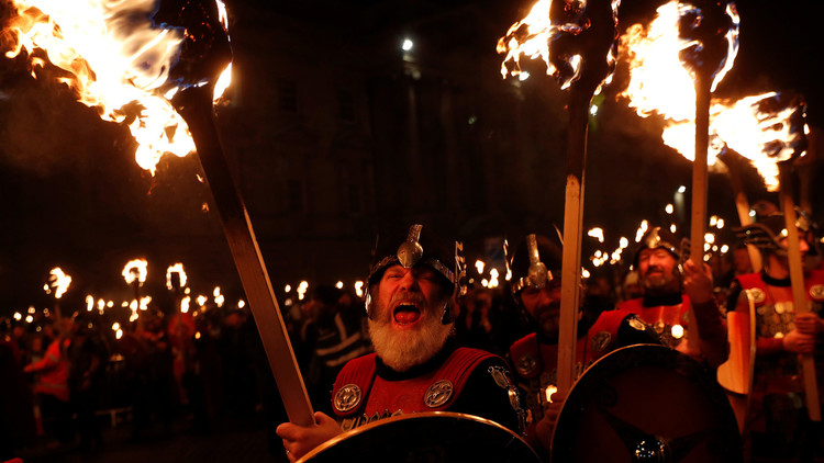 VIDEO: Miles de personas celebran el festival vikingo anual Up Helly Aa en Escocia 