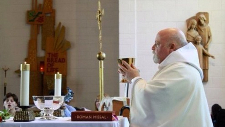 Sacerdote católico 'recomienda' suicidarse a los descontentos con las medidas de Trump