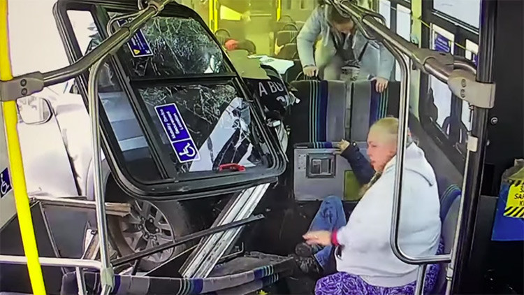 Fuertes imágenes: una camioneta choca estrepitosamente contra un bus