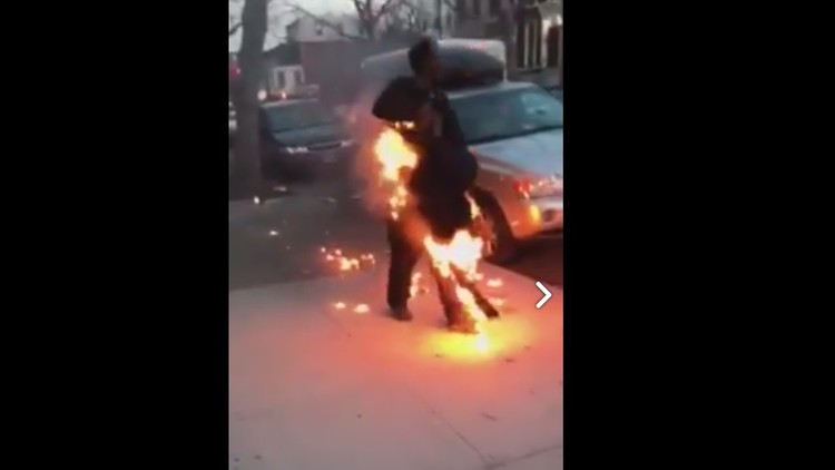 Un hombre se prende fuego en plena calle en Nueva York y sigue caminando como si nada