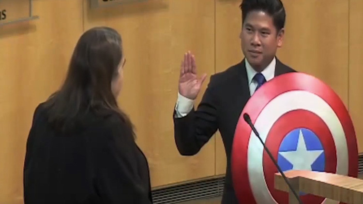 Video: Concejal californiano cambia la Biblia por el escudo del Capitán América al jurar a su cargo