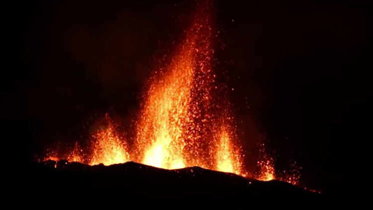 Una fascinante erupción volcánica ilumina el cielo nocturno (VIDEO)