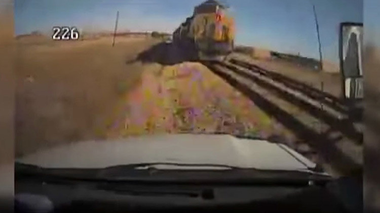 Violento choque entre un autobús y un tren captado por una cámara de seguridad (VIDEO)