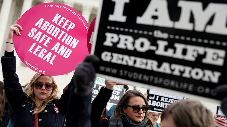 "Bienvenidos al infierno": En EE.UU. permitirán a violadores demandar a sus víctimas por aborto