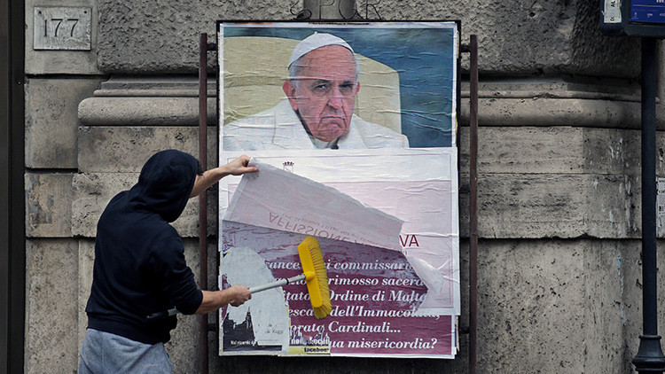 "¿Dónde está tu misericordia?": Cubren las calles de Roma con carteles de censura contra el papa