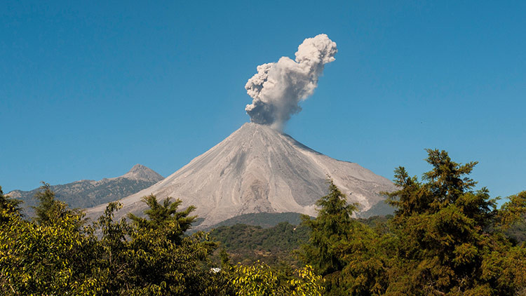 Una potente explosión del volcán de Colima es captada en video impresionante