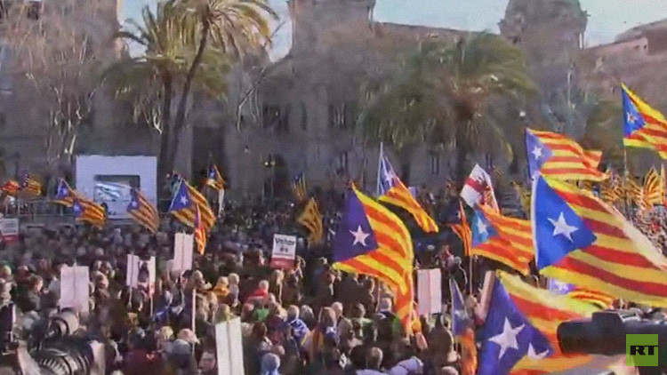 Juzgan a Artur Mas por la consulta independentista de Cataluña en medio de protestas (VIDEO)