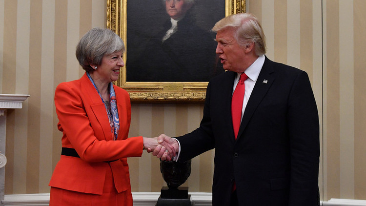 Theresa May también se burla de las manos de Trump