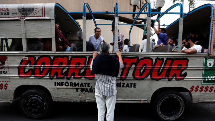 'Corruptour': El autobús que visita los lugares manchados por la corrupción en Ciudad de México