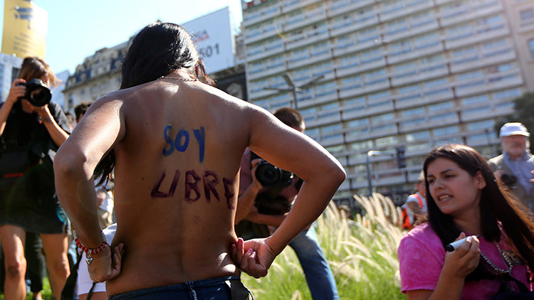 El 'tetazo' argentino golpea: Miles de mujeres desnudas reclaman sus derechos (VIDEO, FOTOS)