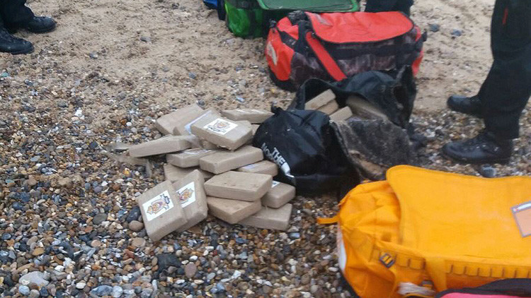 Sorpresa en Reino Unido: Las olas arrojan bolsas con 360 kg de cocaína en la costa británica