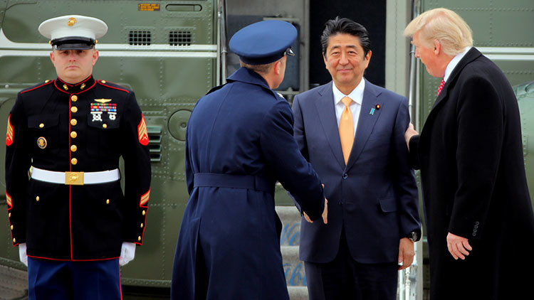 El incómodo momento en que Trump da un extraño apretón de manos al primer ministro japonés