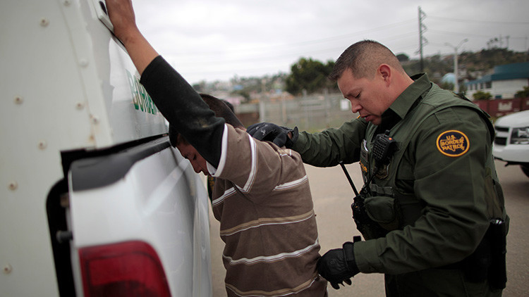 Detienen a cientos de inmigrantes ilegales en distintas redadas a lo largo de todo EE.UU.