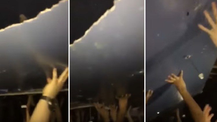 VIDEO: Se derrumba el techo de un club nocturno y los asistentes tienen que sujetarlo con sus manos
