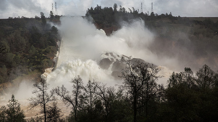 Video: Ordenan la evacuación de áreas cercanas a la presa de Oroville en California 