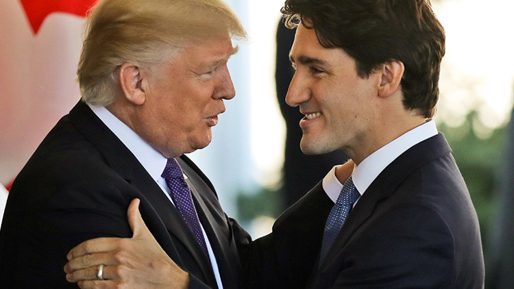 Apretón de manos de Trump con otro líder mundial explota en la Red (Fotos)