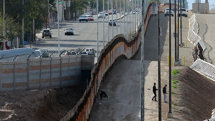 "Trabajo es trabajo": Mexicano ayuda a construir el muro fronterizo con EE.UU.