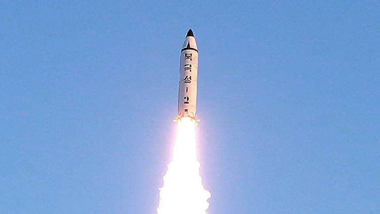 La Inteligencia surcoreana revela parámetros técnicos del misil balístico lanzado por Pionyang
