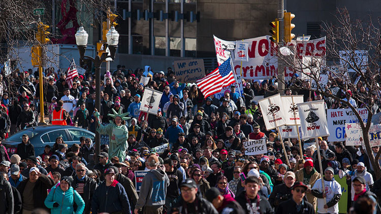 'Día sin latinos': miles de manifestantes contra las políticas migratorias de Trump en Milwaukee
