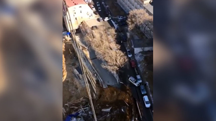 VIDEO: Enorme socavón se traga parte de una carretera en el Lejano Oriente de Rusia